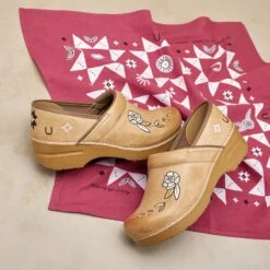 Dansko Jenni Pro Honey Distressed